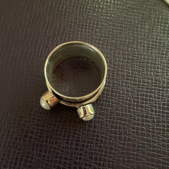 Beautiful ring - Picture 2 of 3